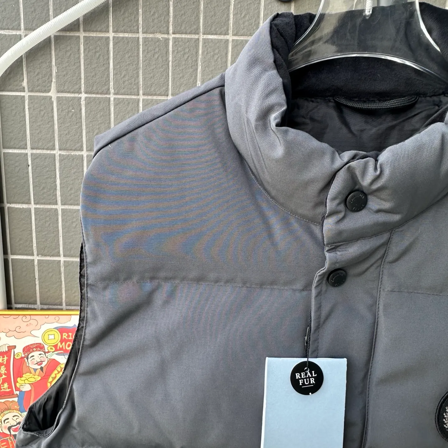 P380 Top real shot - Style number: TT119 Canada Goose has always been recognized as the warmest down jacket. Various Instagram celebrities, Internet celebrities, and celebrities often wear it for street photos. I make Canada Goose every year, but I still can't get rid of my love for the goose. No matter how cold the days are, there is no need to be afraid because of the care of the goose. The down vest is definitely a concave shape in autumn and winter. It is a trading company order model, exclusively launched! The purchase at the counter is the same as the genuine original clothes. Pay attention to the matching. There is velvet on the back collar, which is more warm. There is a zippered hidden pocket on the inside, and the genuine net pocket is synchronized inside. You need to compare the genuine products at any time. All the accessories are custom-made from the original factory. 1️⃣Fabric: Domestic exclusive Japanese original fabric with characteristics: waterproof, drill-proof, anti-fading, 24-count calendered woolen surface (waterproof level conforms to the ball raincoat level) 2️⃣Down: national standard 80 white duck down Supports identification (many on the market are 50 velvet and recharged in order) with better thermal insulation performance, light and not heavy, and good recovery of fluffiness after compression!  3️⃣Zipper: Original factory customized zipper with clear engraving and perfect texture. Original customized authentic YKK military-grade copper core zipper puller that can withstand hundreds of thousands of pulls. 4️⃣Embroidery: Imported new Behringer embroidery machine customized with 10,000-needle electric embroidery, full/three-dimensional/clear! 5️⃣: 400D high-density count liner fabric in the inner liner completely eliminates the problem of velvet leakage and velvet leakage. In the down woven category, there is no bragging. There is currently almost no one that can do better than us! Make an original product with care, so that every customer has the confidence to introduce it to his customers: This is the top replica version in China. A good product does not need too much soft text to set it off. Color: black, gray, off-white, size: Please note that slight color differences on the product are normal and will not be used as a reason for return or exchange. #Due to different monitor display pixels and external factors such as shooting lighting